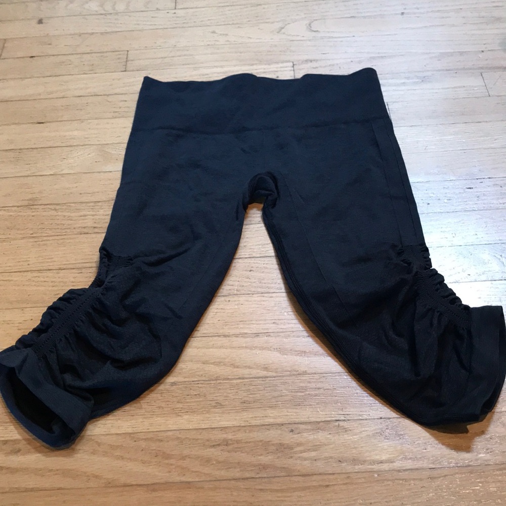 Lululemon  crop In the Flow tights.